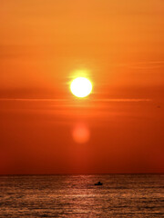 Fototapeta na wymiar Lever de soleil en mer sur un bateau