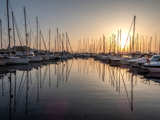 Lever de soleil sur les voiliers dans le port Vauban à Antibes sur la Côte d'Azur