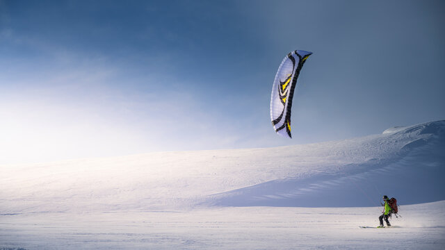 Snowkiting in Mer&aring;ker, Norway