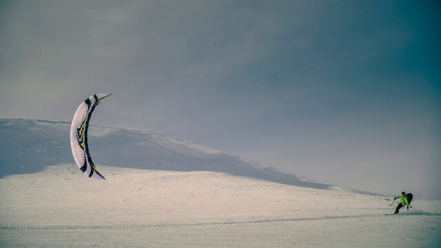 Snowkiting in Mer&aring;ker, Norway