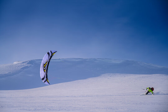 Snowkiting in Mer&aring;ker, Norway