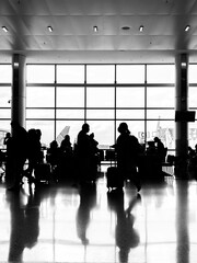 Siluetas de Personas irreconocibles en el Aeropuerto