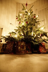 Weihnachtsbaum hell erleuchtet mit Geschenken