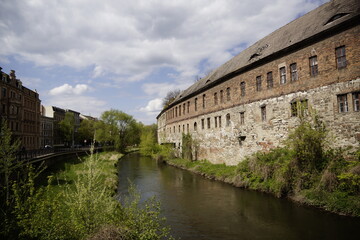 Historische Häuser am Fluss in Halle an der Saale