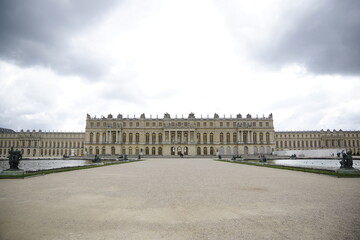 Fototapeta na wymiar Schloss in Versailles am frühen Morgen ohne Besucher 