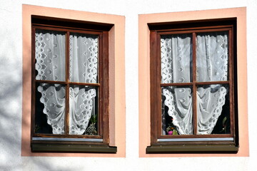 Altmodische Gardinen hinter Altbaufenstern