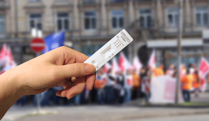 Negativer Covid-Test in Hand, Demo