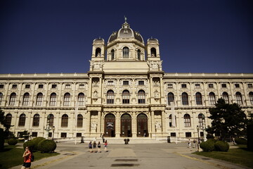 Fototapeta na wymiar Umsicht an der Wiener Hofburg mit historischen Gebäuden 