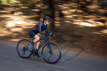 Fototapeta na wymiar Ciclista profesional a gran velocidad en carretera con su bicicleta de pista. Concepto de triatlón 