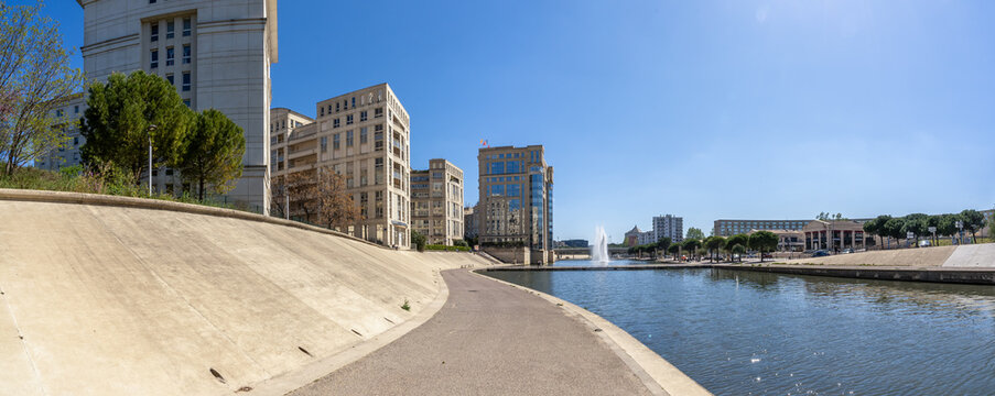 un paysage panoramique urbain sur un quartier moderne d'une ville  traversée par une rivière, Montpellier