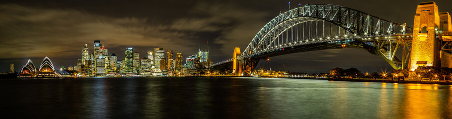 Fototapeta na wymiar Sydney Harbor Bridge and Sydney Opera House