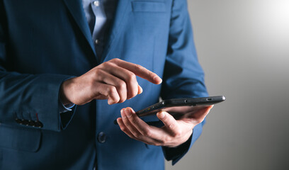 Obraz premium business man holding digital tablet