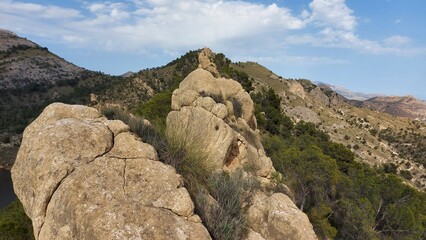 rocas montaña nubes