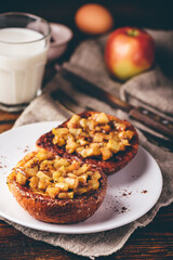 French toasts with caramelized apple