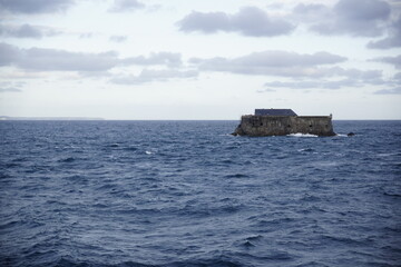 Fort National bei Flut im Atlantischen Ozean bei St. Malo