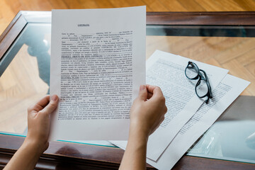 Obraz premium Woman reviewing a the text of a contract