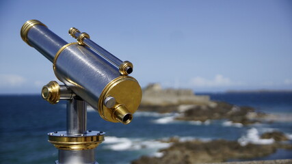 Obraz na płótnie Canvas Fernglas auf den Atlantik gerichtet vor St. Malo