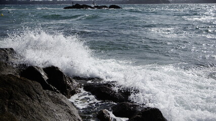 Gischt des Atlantiks an der K&uuml;ste vor St. Malo