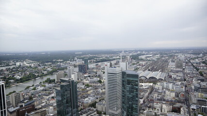 Fototapeta na wymiar Blick vom Maintower auf die Innenstadt mit den Hochhäusern und den Bahnhof von Frankfurt