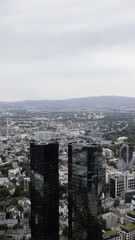 Blick vom Maintower auf die Innenstadt mit den Hochh&auml;usern und den Bahnhof von Frankfurt