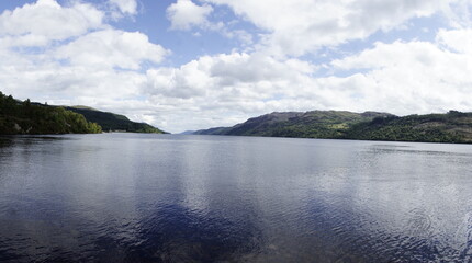 Loch Ness im Talkessel aus der Perspektive von Fort Augustus in Schottland