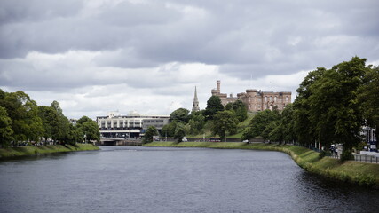 Fototapeta na wymiar Blick auf die Innenstadt von Inverness über den Fluss