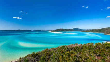 Fototapete Whitehaven Beach, Whitsundays-Insel, Australien Hill Inlet auf Whitsunday Island - Wirbelnder weißer Sand, Segelboote und blaugrünes Wasser bilden spektakuläre Muster an einem wunderschönen Tag mit klarem blauem Himmel