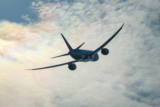 上昇旋回する飛行機と彩雲