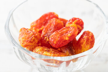 ナチュラルな背景で撮影されたドライトマト