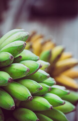 Bananes vertes et jaunes