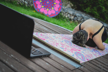 white woman performing 