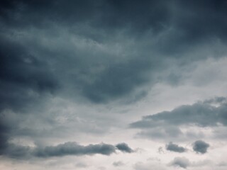 먹구름과 하늘 풍경
