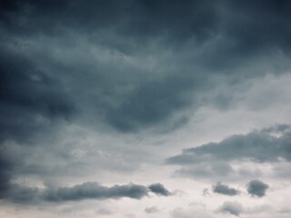 먹구름과 하늘 풍경
