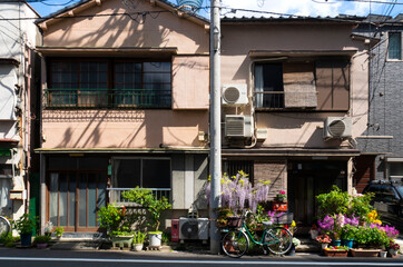 日本の古い木造二階建住宅/狭小住宅/一戸建て/