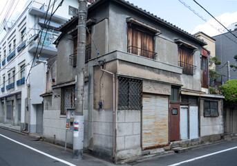 日本の古い木造二階建住宅/狭小住宅/一戸建て/