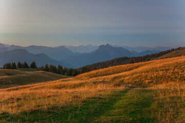 Crépuscule d'été au Semnoz, lac d'Annecy, haute Savoie