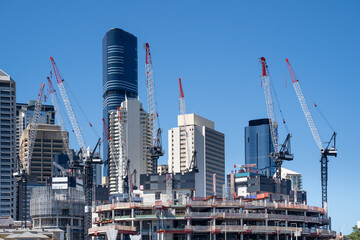 Cranes reach into the sky as construction under way in the heart of Brisbane. April 2021 - obrazy, fototapety, plakaty