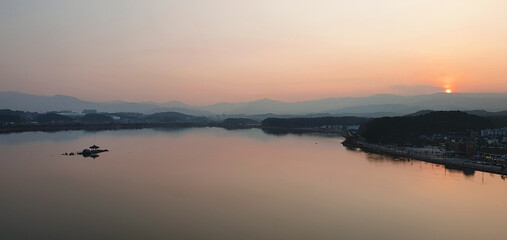 Obraz premium 수묵화 노을 호수 sunset over the lake