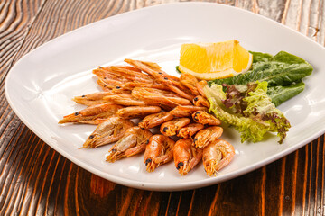 Roasted prawn served sliced lemon