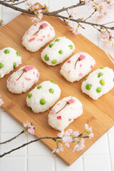 桜の塩漬けとグリーンピースの春のおにぎり