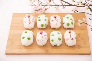 桜の塩漬けとグリーンピースの春のおにぎり