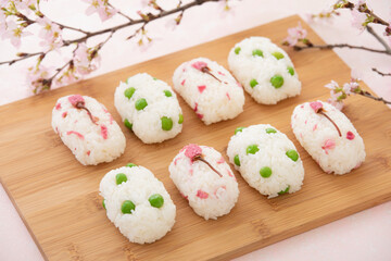 桜の塩漬けとグリーンピースの春のおにぎり