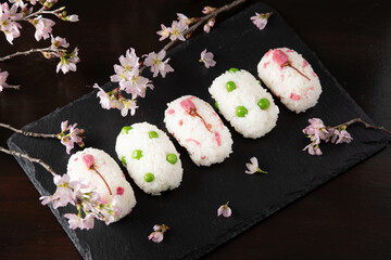 桜の塩漬けとグリーンピースの春のおにぎり