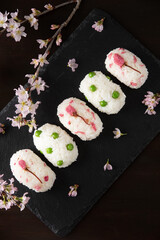 桜の塩漬けとグリーンピースの春のおにぎり