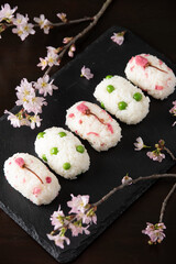 桜の塩漬けとグリーンピースの春のおにぎり