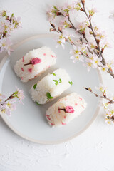 桜の塩漬けとグリーンピースの春のおにぎり