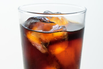 大きめの氷とアイスコーヒー