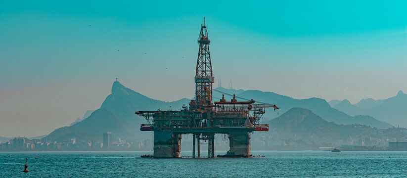 Oil exploration platform anchored in Guanabara Bay. This area is part of the Santos Basin, being an active field and the largest producer of oil and natural gas in Brazil.