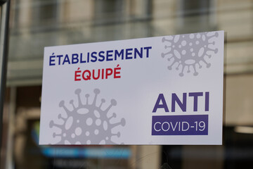 etablissement equipe anti covid-19 french text means in english  store anti-covid equipped facility shop