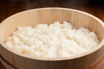 飯台に炊き立てのごはん